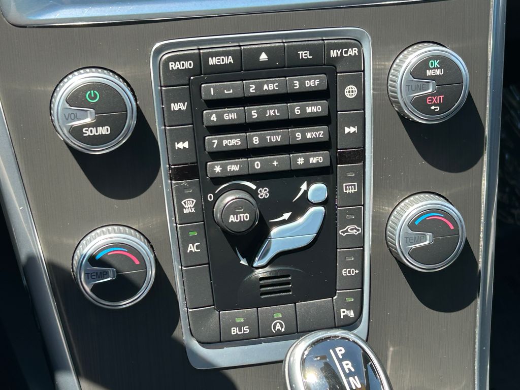 Thumbnail: 2016 Volvo XC60 - 28