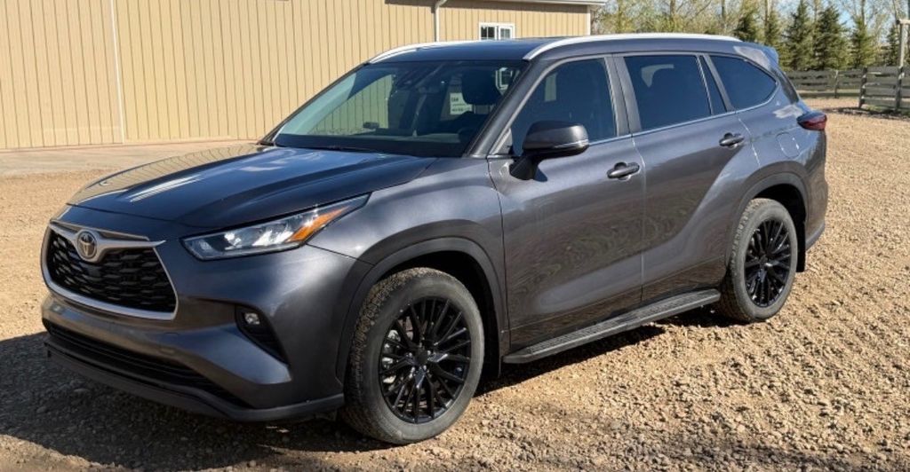 Gray 2024 Toyota Highlander XLE AWD SUV / Crossover All-Wheel Drive 8-Speed Automatic