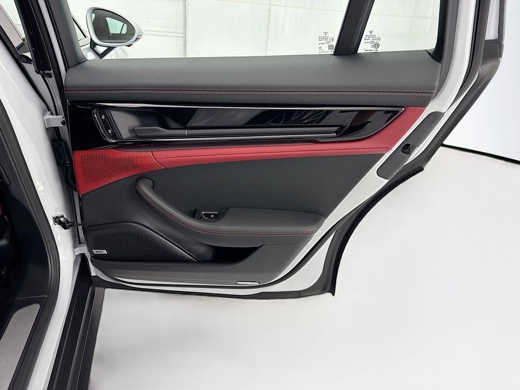 Thumbnail: 2026 Porsche Panamera - 27