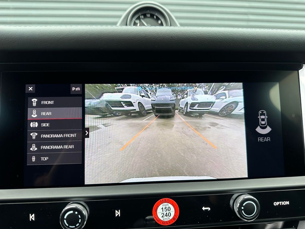 2025 Porsche Macan  26