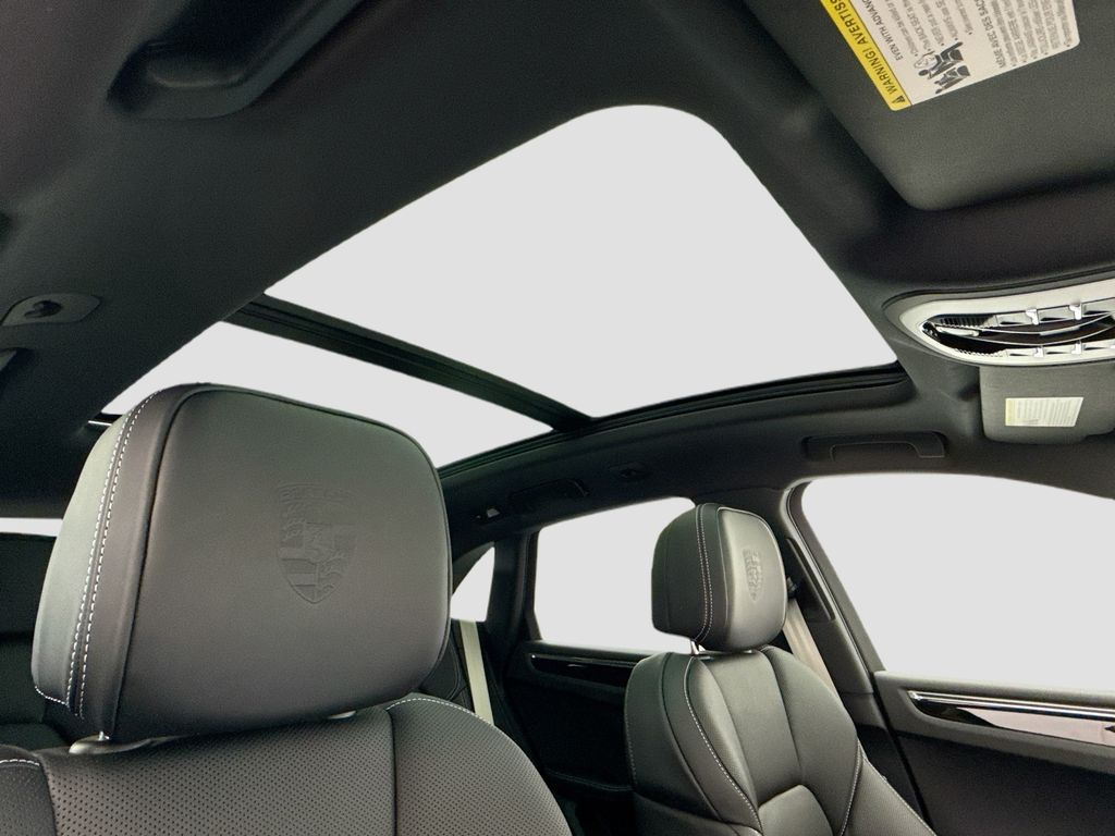 Thumbnail: 2026 Porsche Macan - 21