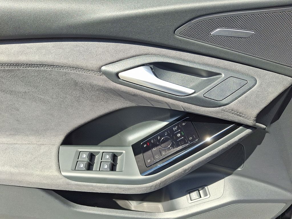 Thumbnail: 2025 Audi SQ6 e-tron - 12