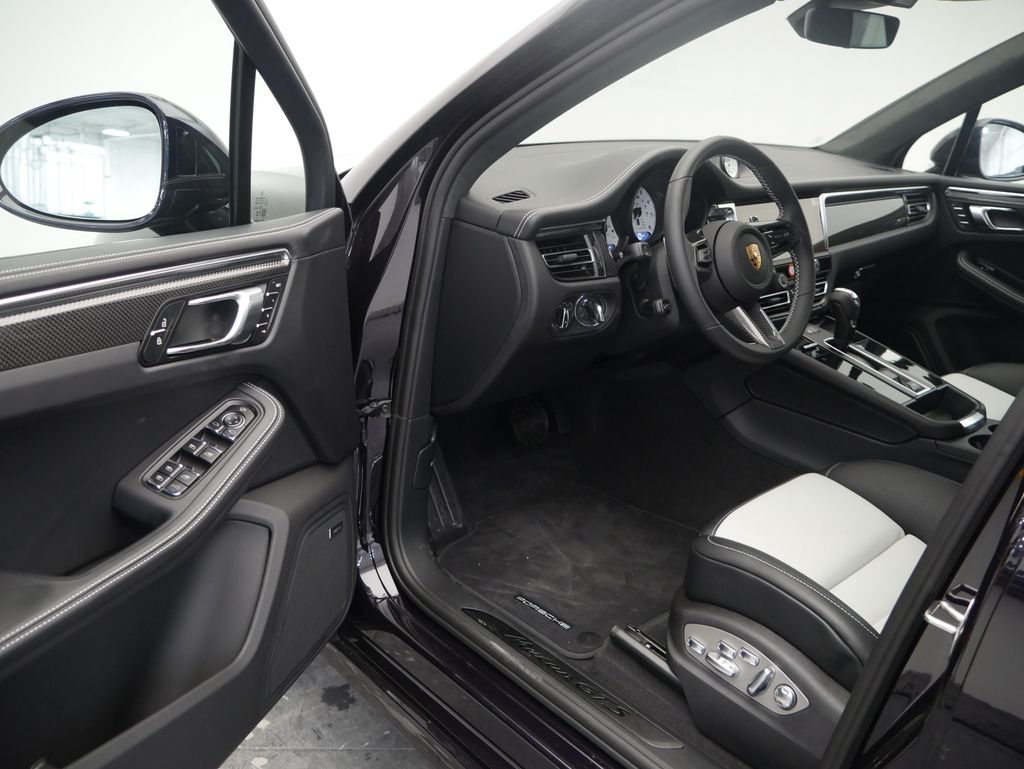 Thumbnail: 2026 Porsche Macan - 4