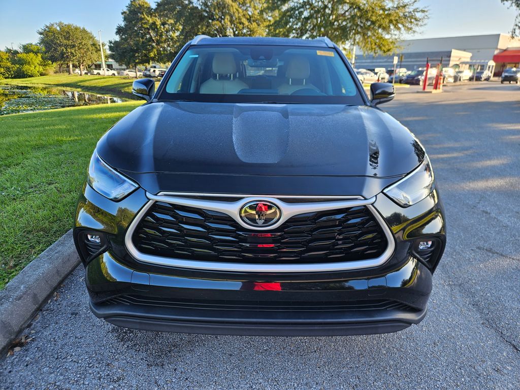 Thumbnail: 2022 Toyota Highlander - 8