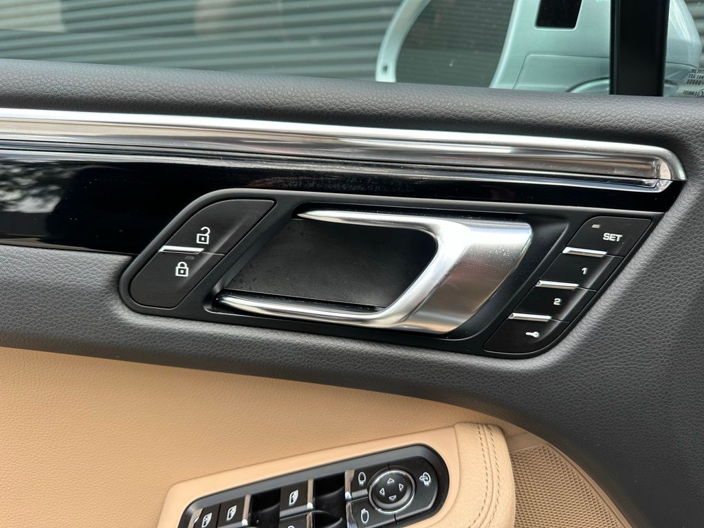 Thumbnail: 2026 Porsche Macan - 20