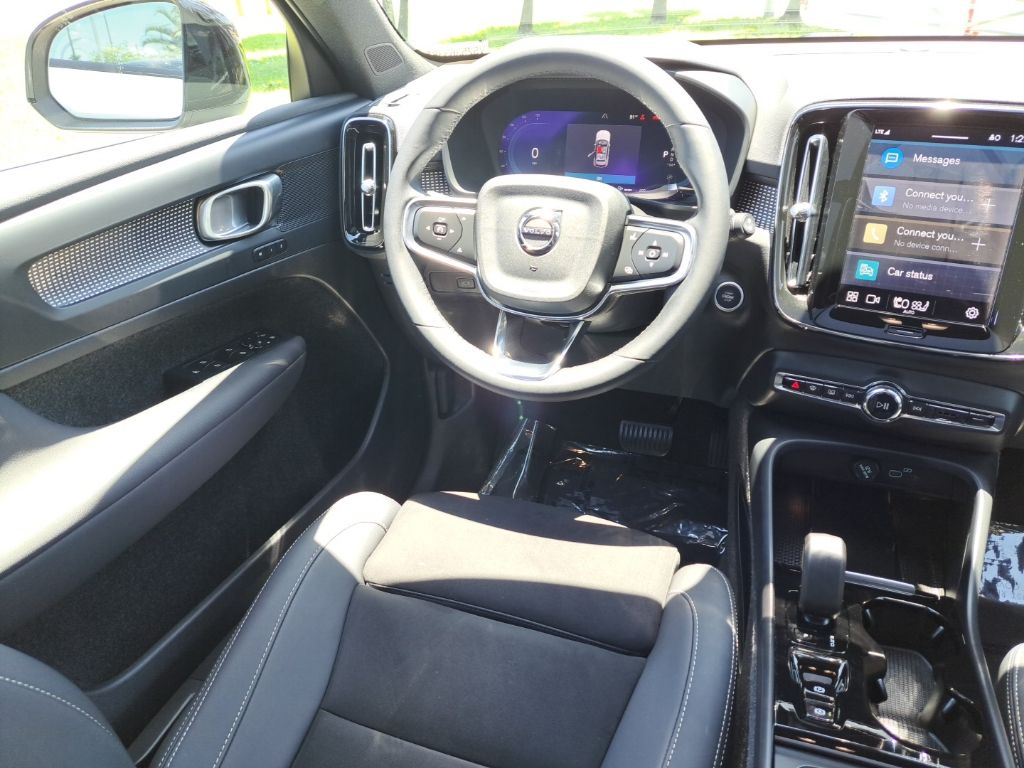 2023 Volvo XC40 Plus - Photo 12