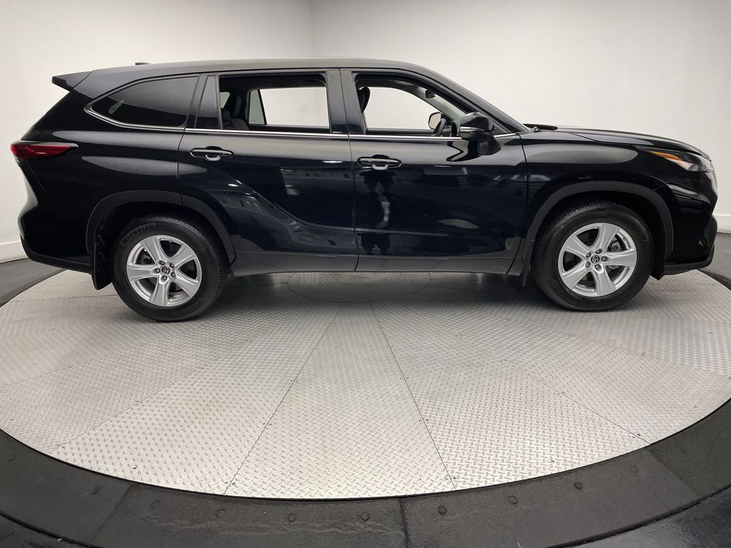2022 Toyota Highlander LE 4