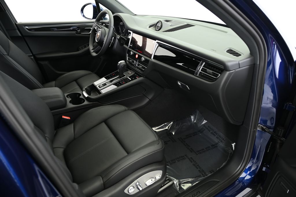 Thumbnail: 2025 Porsche Macan - 22