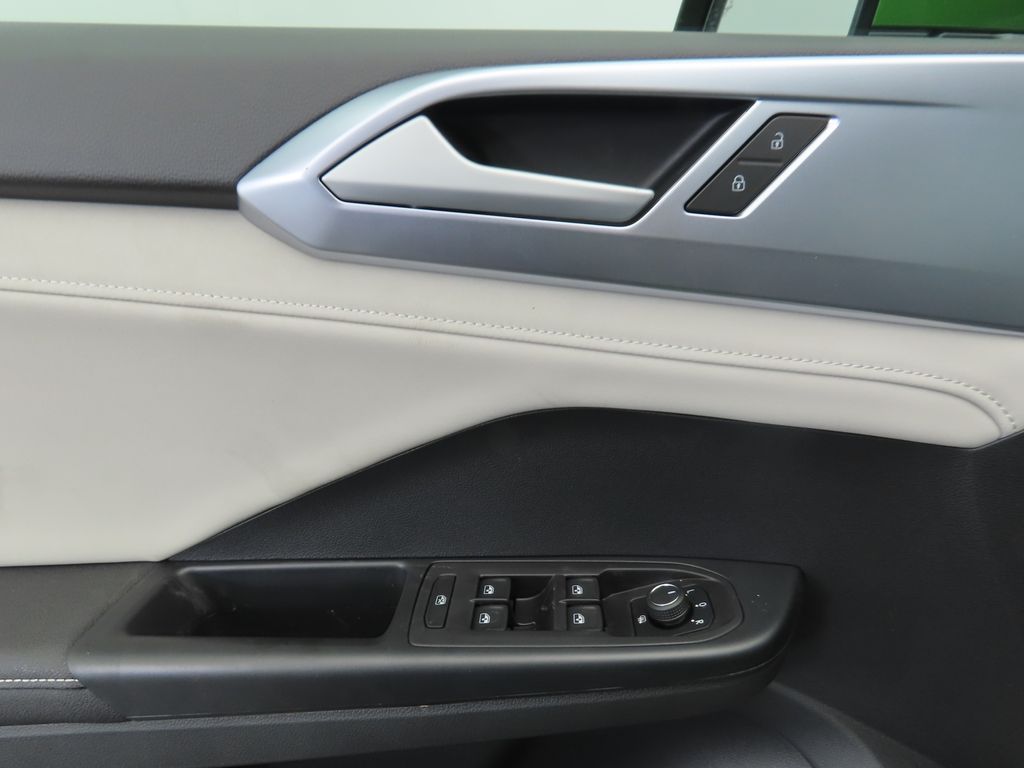 2025 Volkswagen Taos SE 24