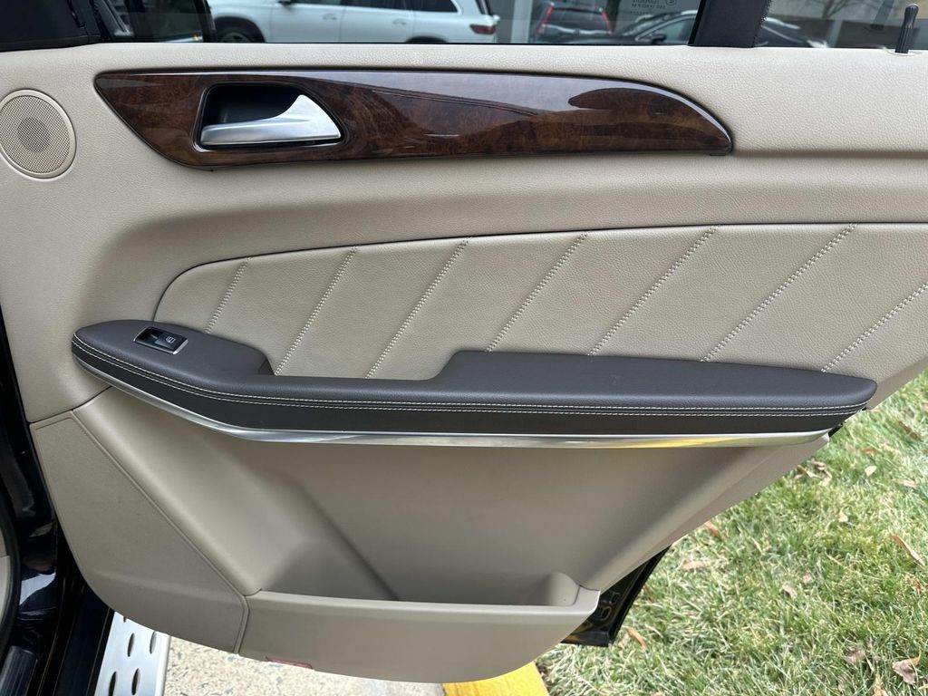 Thumbnail: 2013 Mercedes-Benz GL-Class - 24