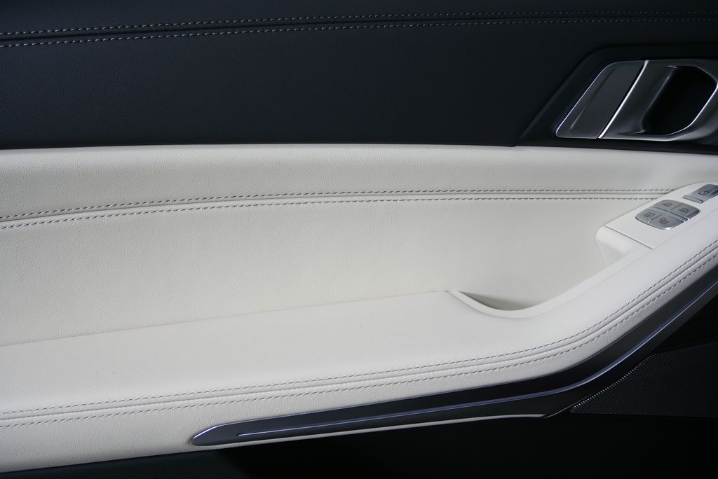 Thumbnail: 2026 BMW X7 - 13