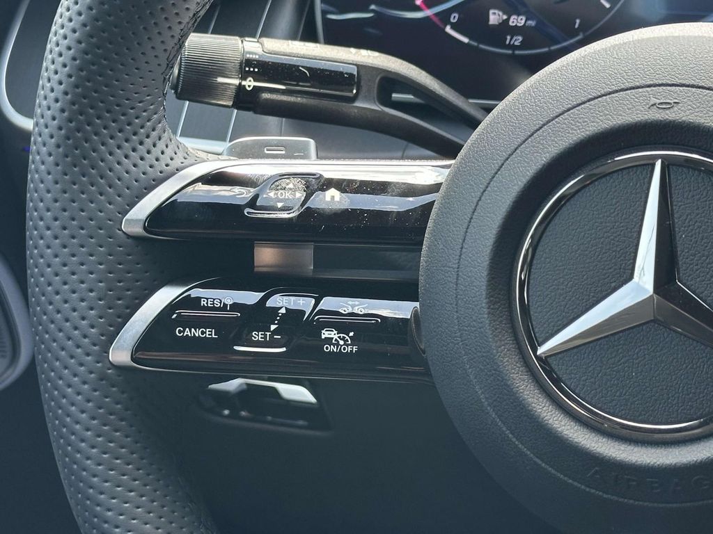 2025 Mercedes-Benz GLC 300 10