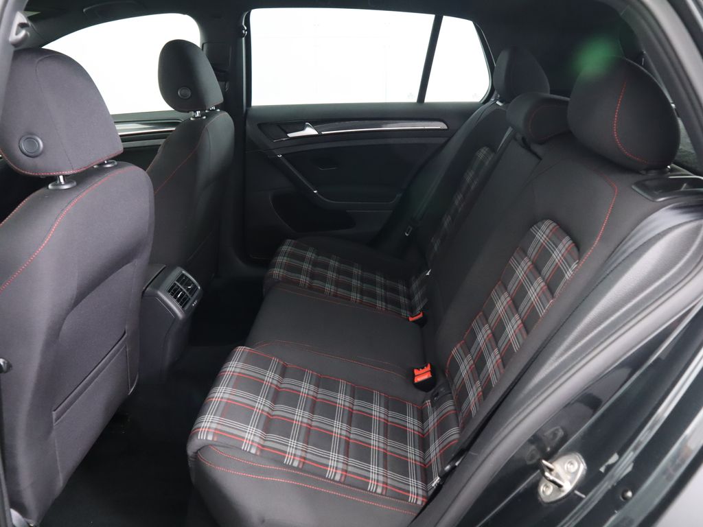 Thumbnail: 2015 Volkswagen Golf - 20