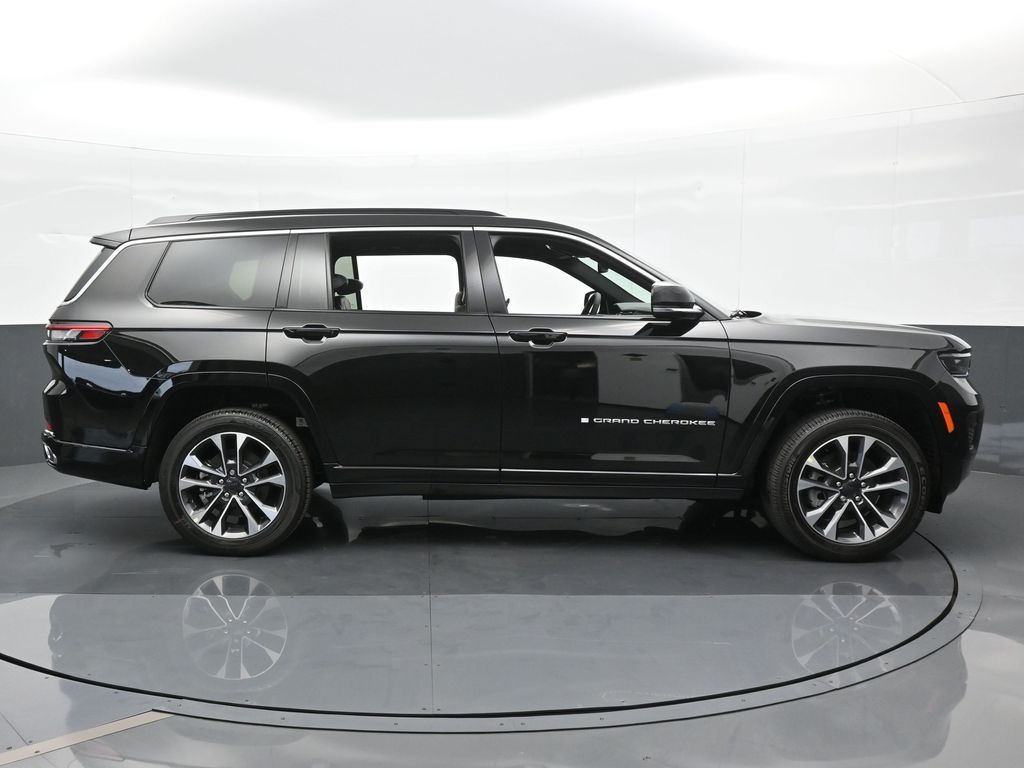 New 2025 Diamond Black Crystal Pearlcoat Jeep Overland image 7