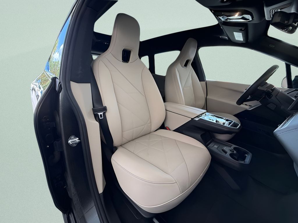 Certified Used 2025 Gray BMW M60 image 24