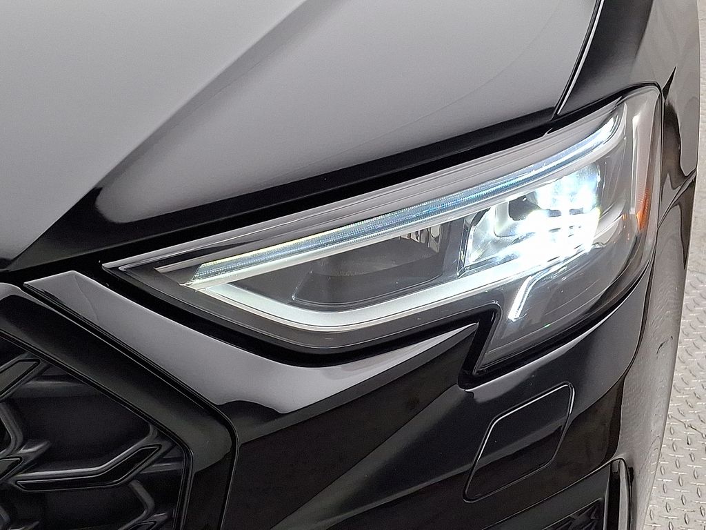 Thumbnail: 2022 Audi A8 - 8