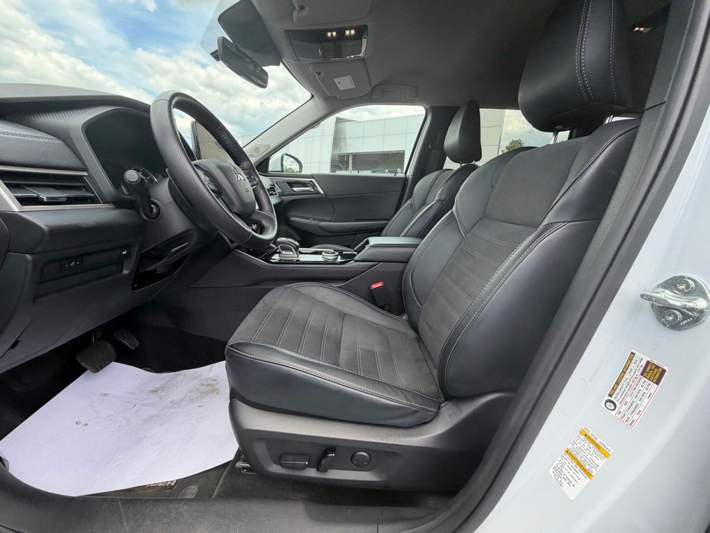 2025 Mitsubishi Outlander SE Silver at South Hills Kia