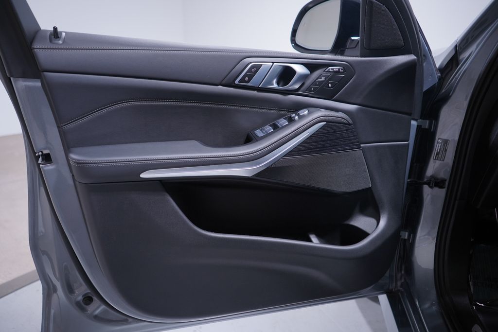 Thumbnail: 2025 BMW X7 - 17