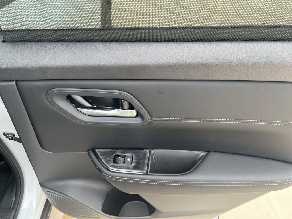 2025 Everest White Pearl Nissan Rogue SV FWD SUV