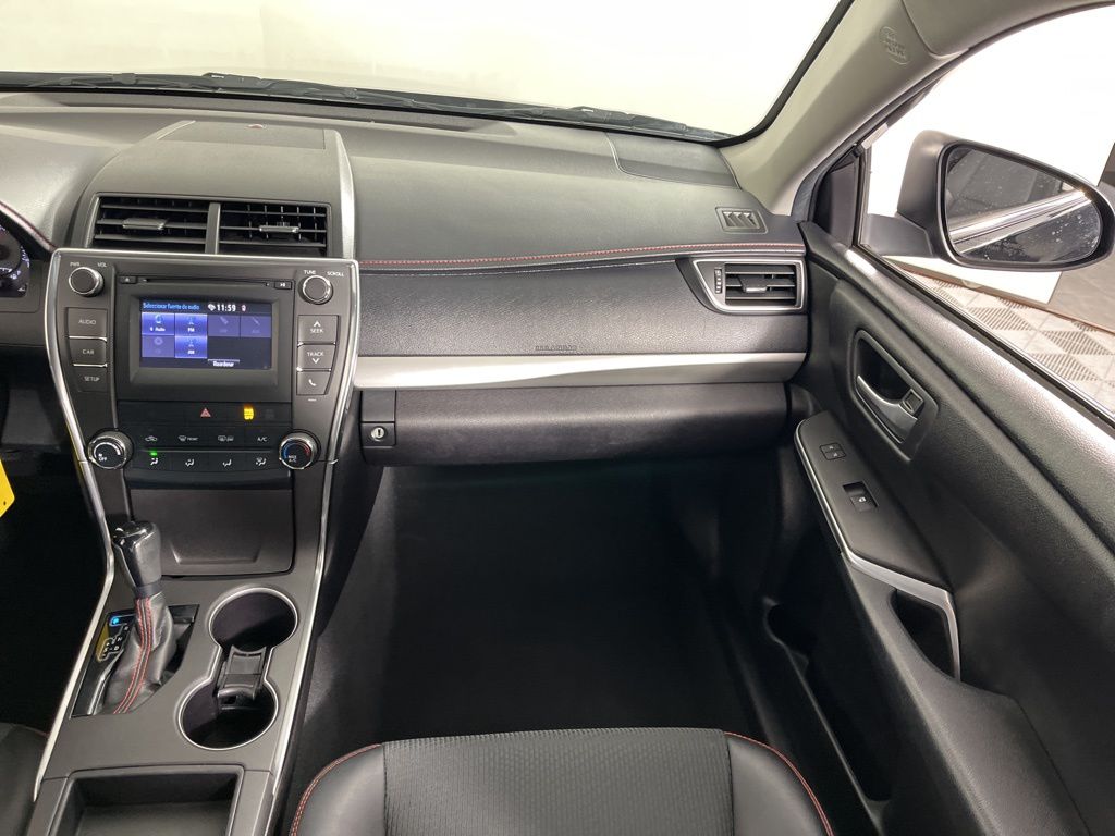 2017 Toyota Camry SE 16