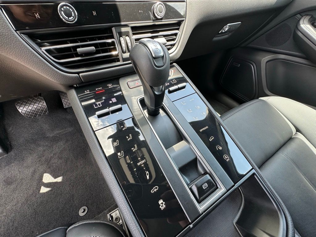 2025 Porsche Macan  21