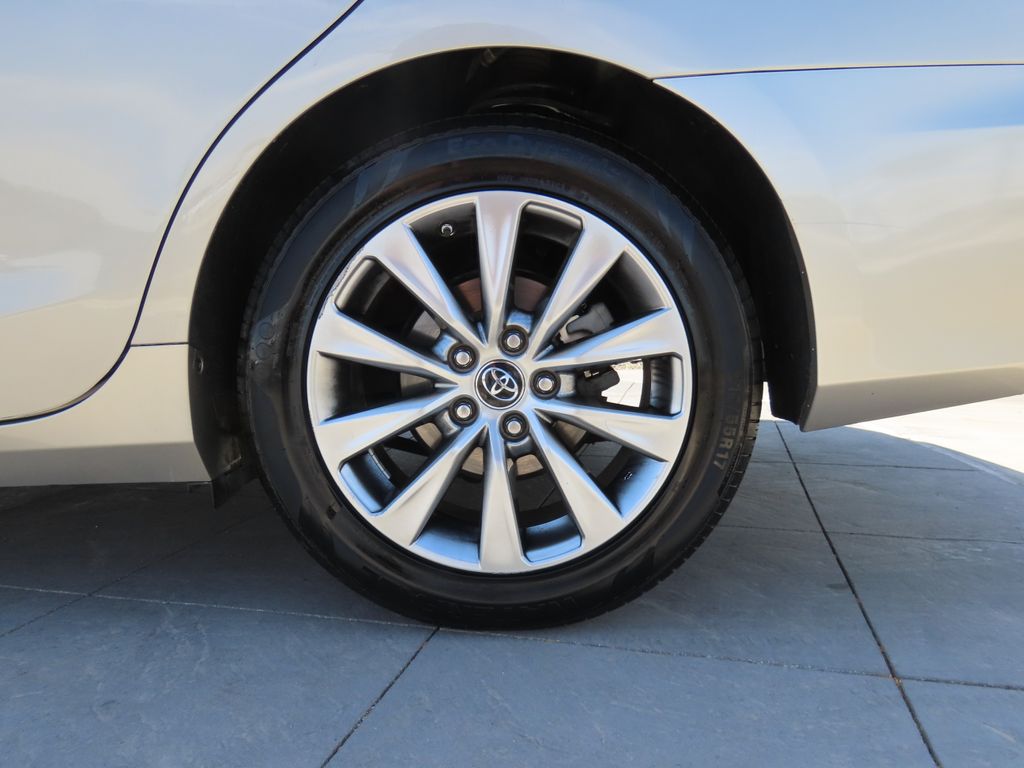 2017 Toyota Camry XLE 31