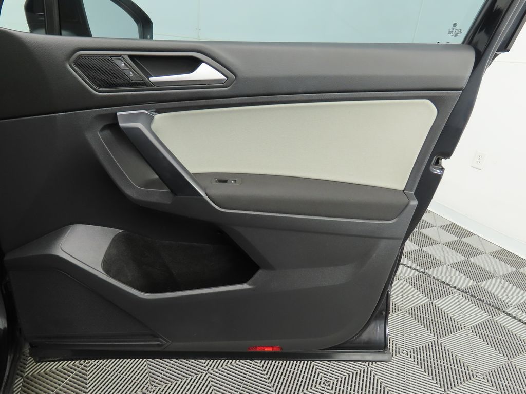 Thumbnail: 2021 Volkswagen Tiguan - 25