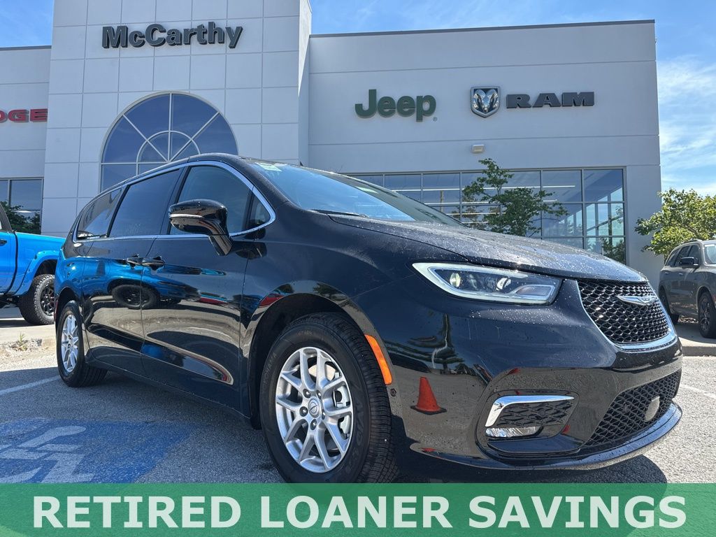 2026 Chrysler Pacifica Select's photo