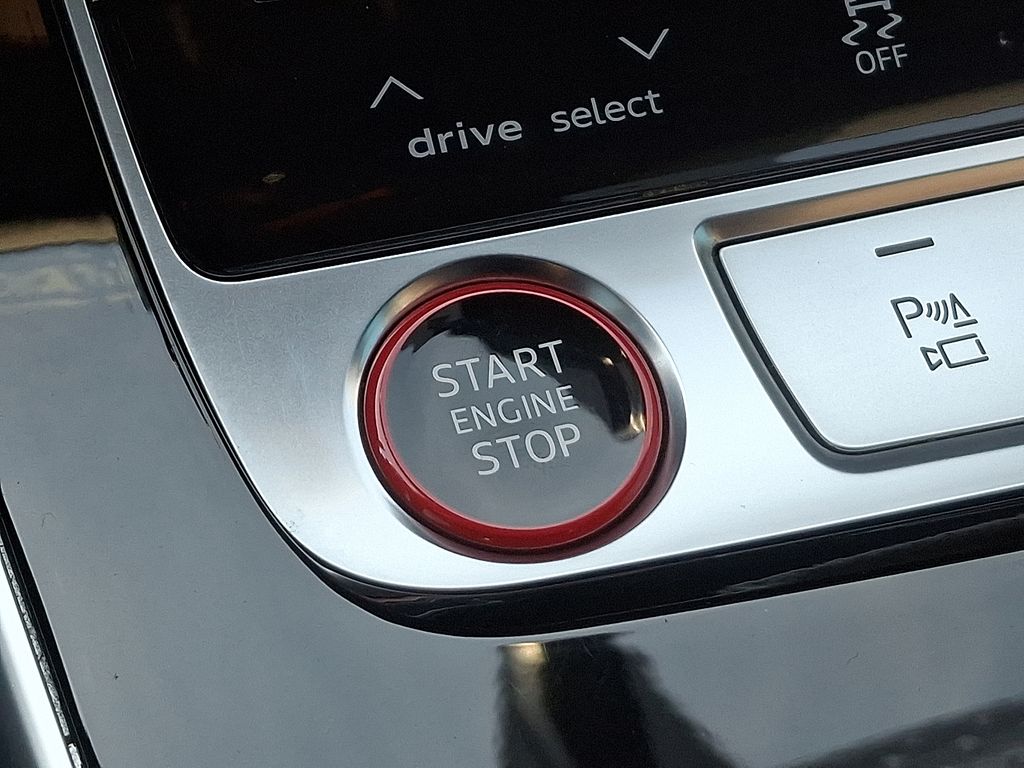 Thumbnail: 2023 Audi RS Q8 - 25