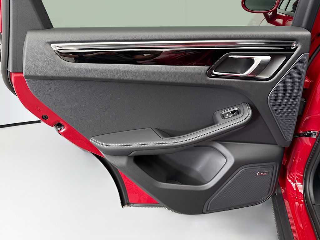 Thumbnail: 2026 Porsche Macan - 27