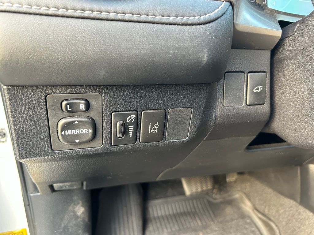 Thumbnail: 2018 Toyota RAV4 - 16