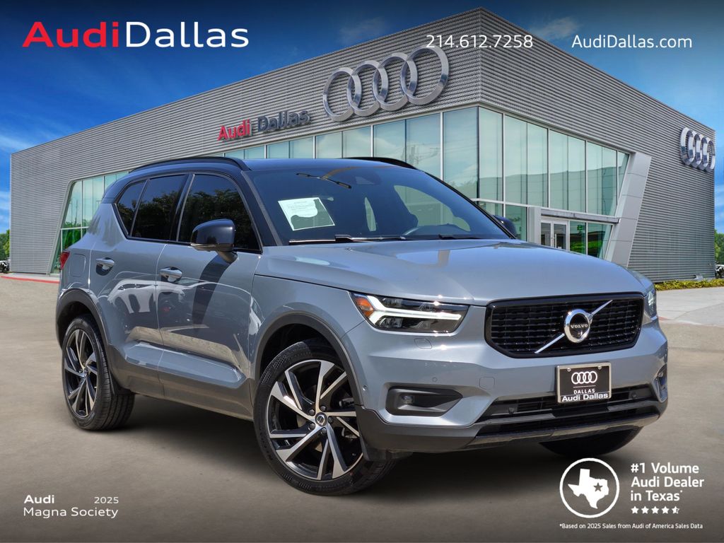 2022 Volvo XC40 Gris (Thunder Gray Metallic) SUV/Crossover Tracción en las cuatro ruedas Automática
