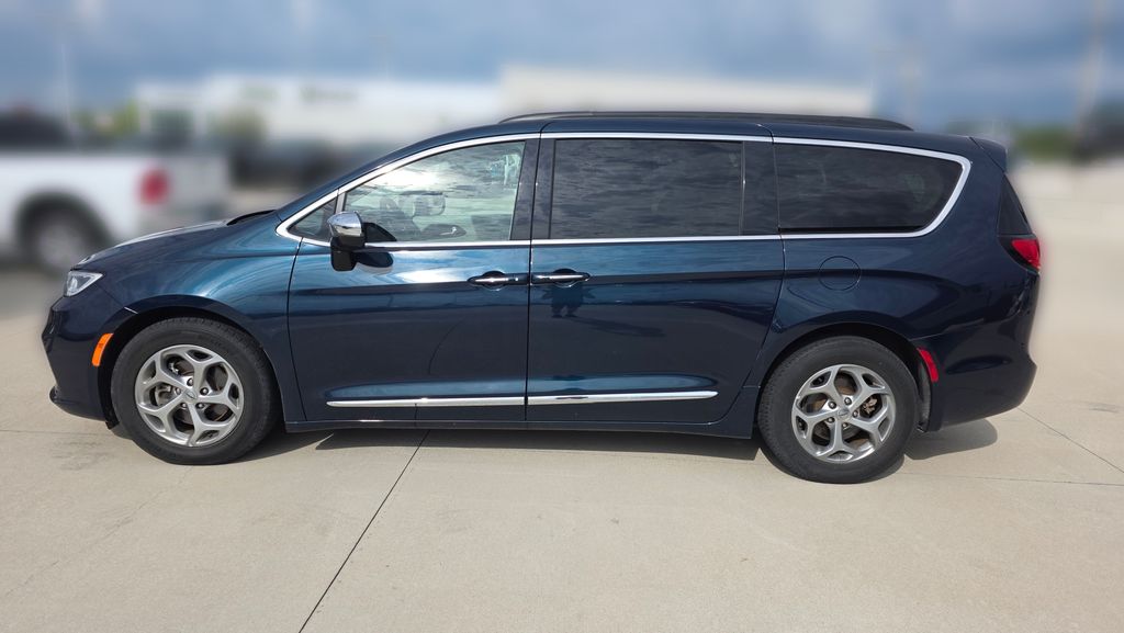 Used 2023 Chrysler Pacifica Limited with VIN 2C4RC1GG8PR606833 for sale in Kansas City