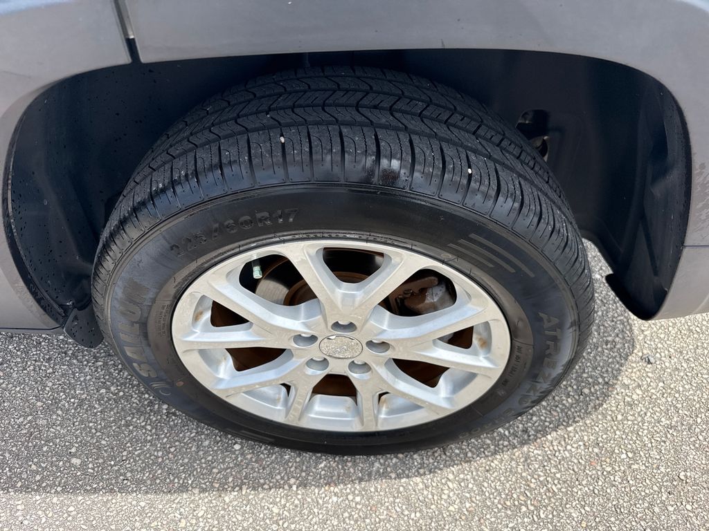 Used 2016 White Jeep Latitude image 11