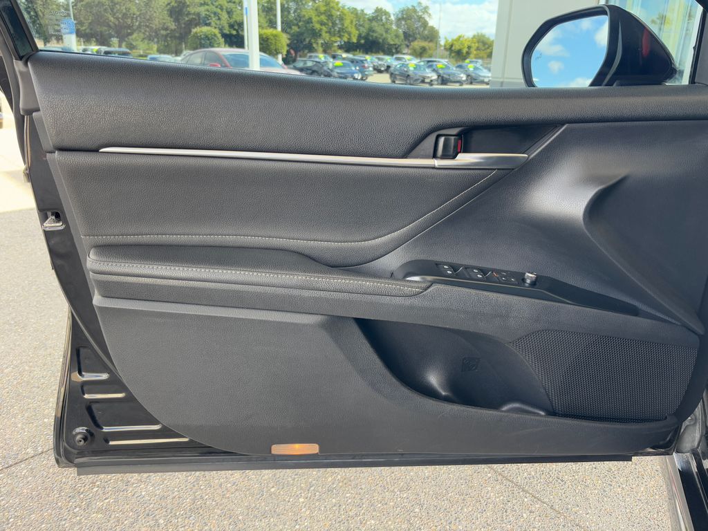 2018 Toyota Camry XSE 27