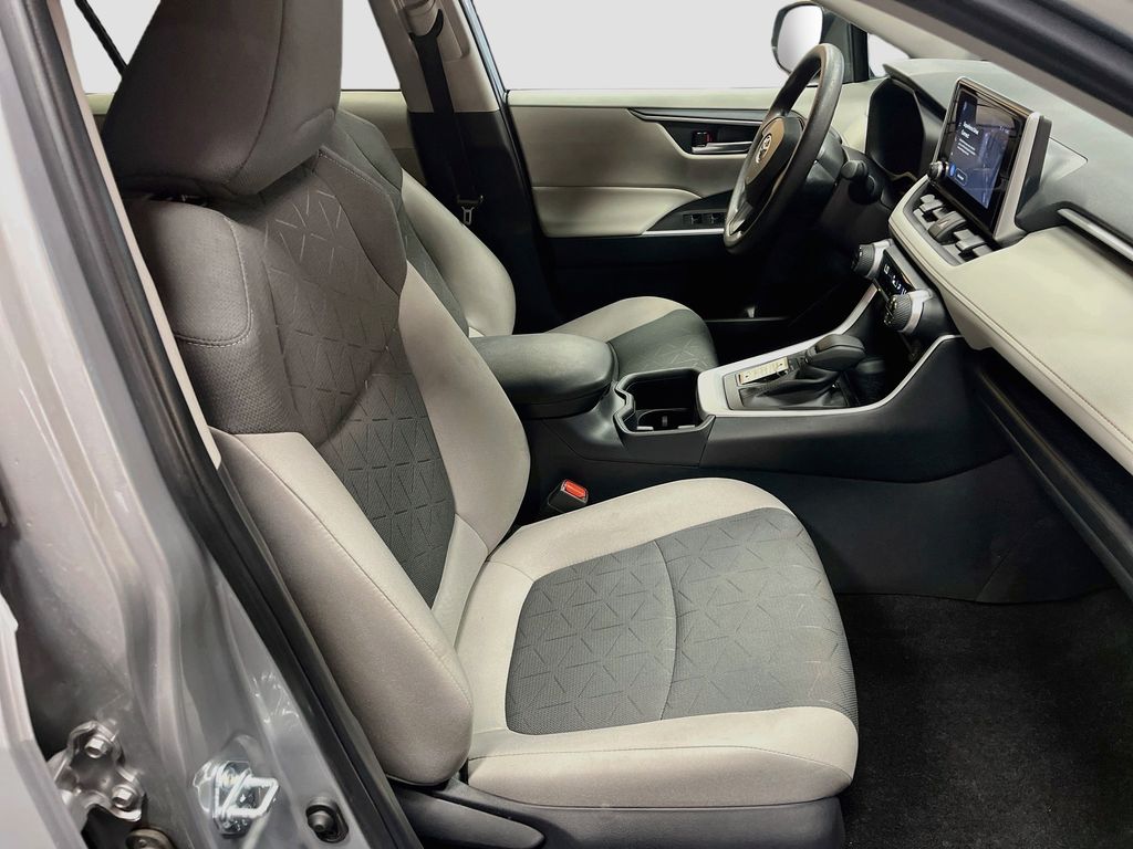 Used 2025 Silver Sky Metallic Toyota XLE image 27