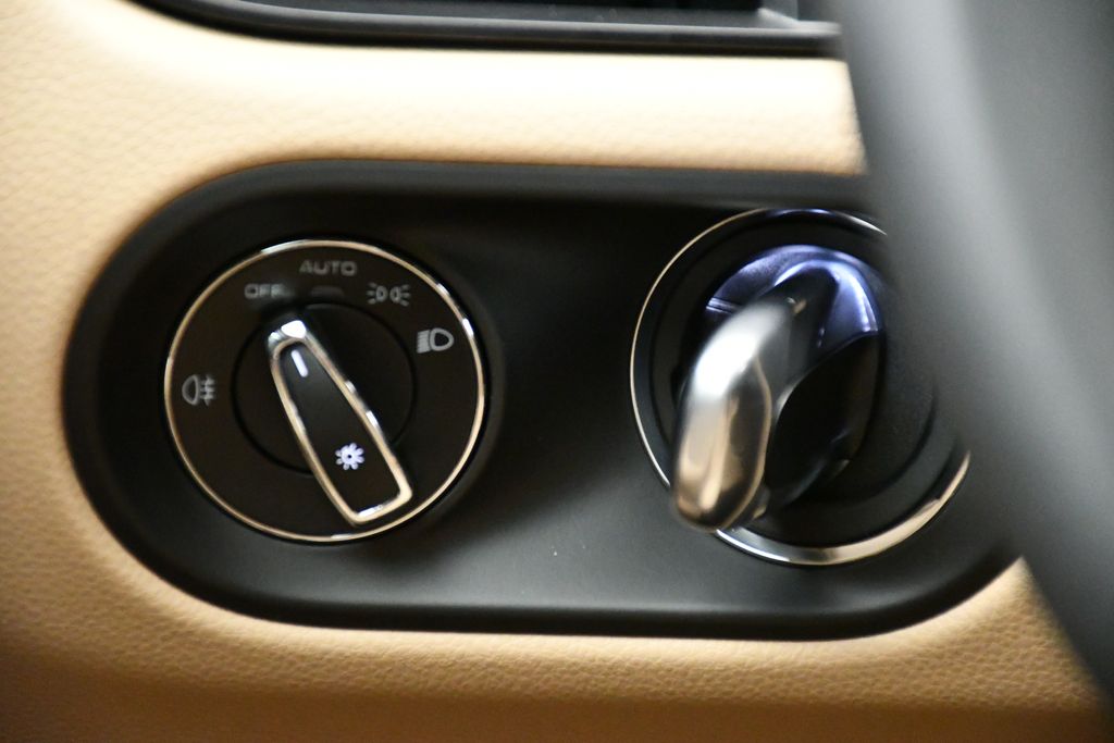 Thumbnail: 2025 Porsche Macan - 25