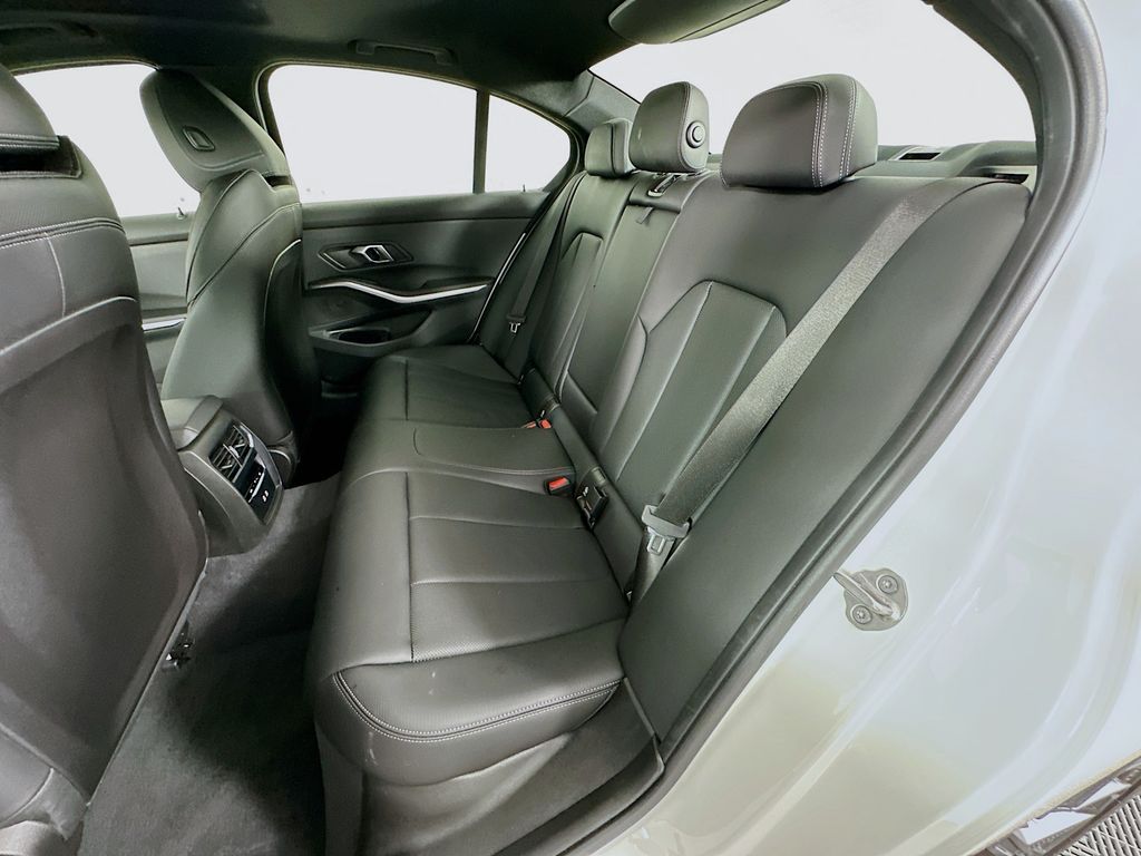 Thumbnail: 2025 BMW 3 Series - 25