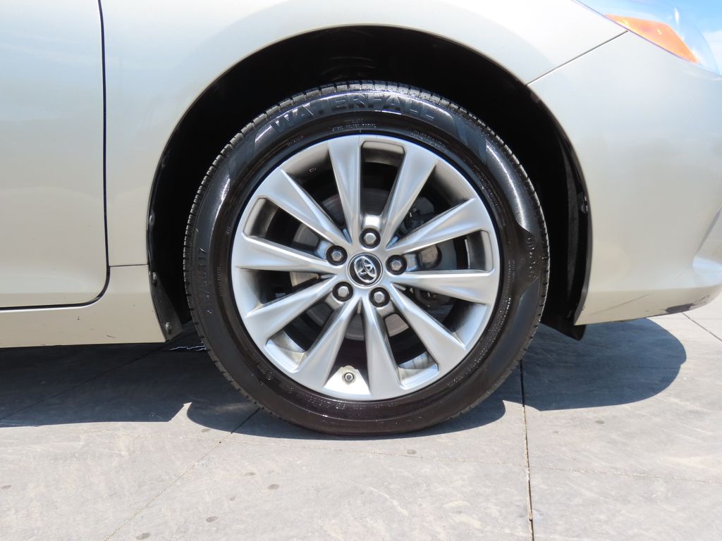 2017 Toyota Camry XLE 29