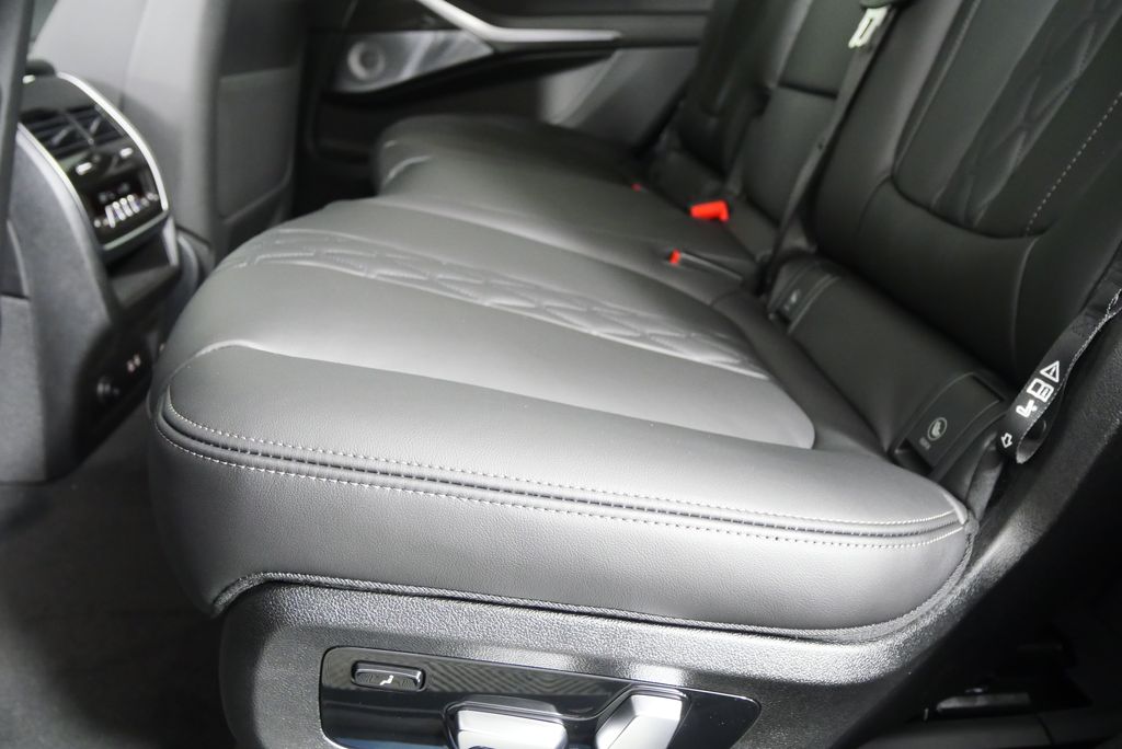 Thumbnail: 2026 BMW X7 - 16