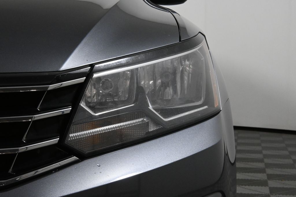 Thumbnail: 2018 Volkswagen Passat - 12