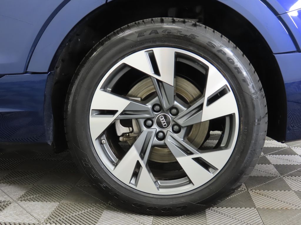 2022 Audi e-tron Premium 32