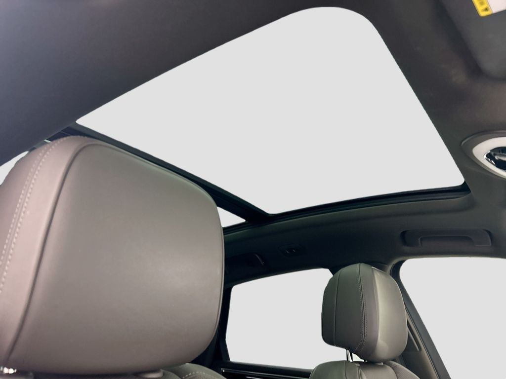 Thumbnail: 2023 Porsche Macan - 20