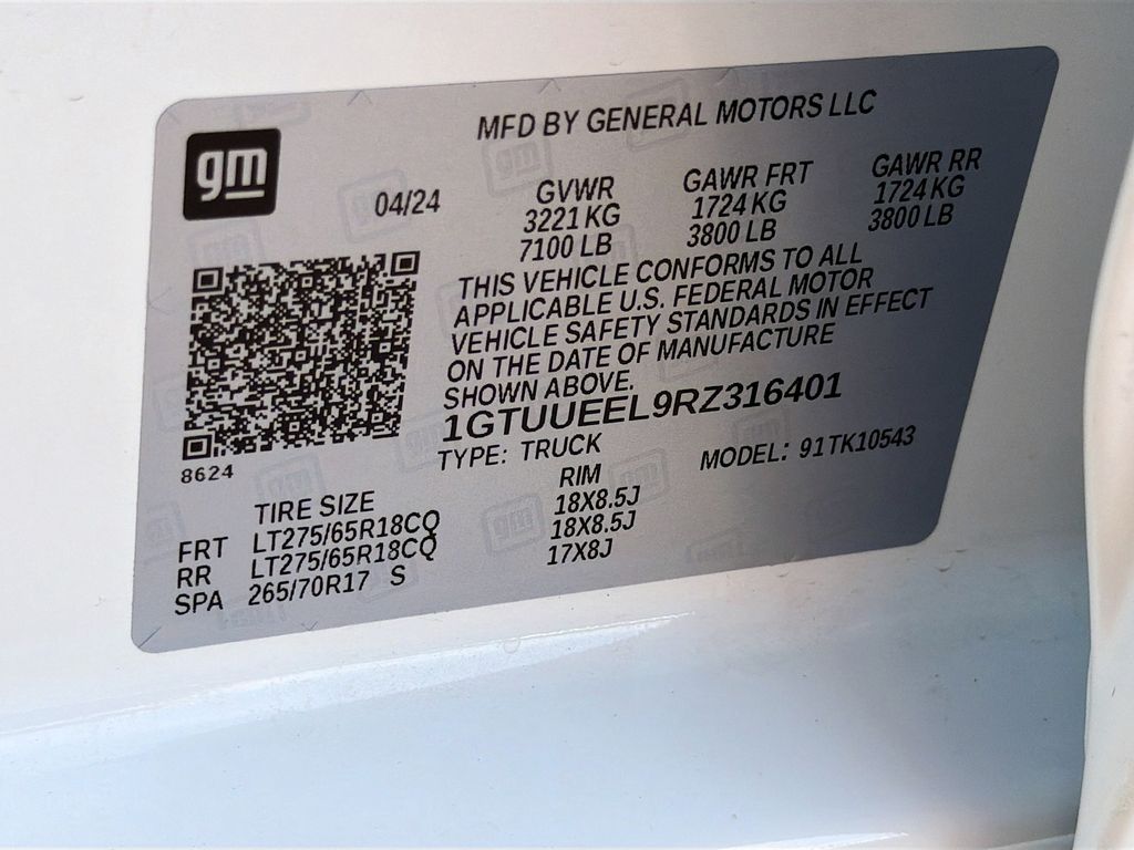 Used 2024 White GMC AT4 image 32