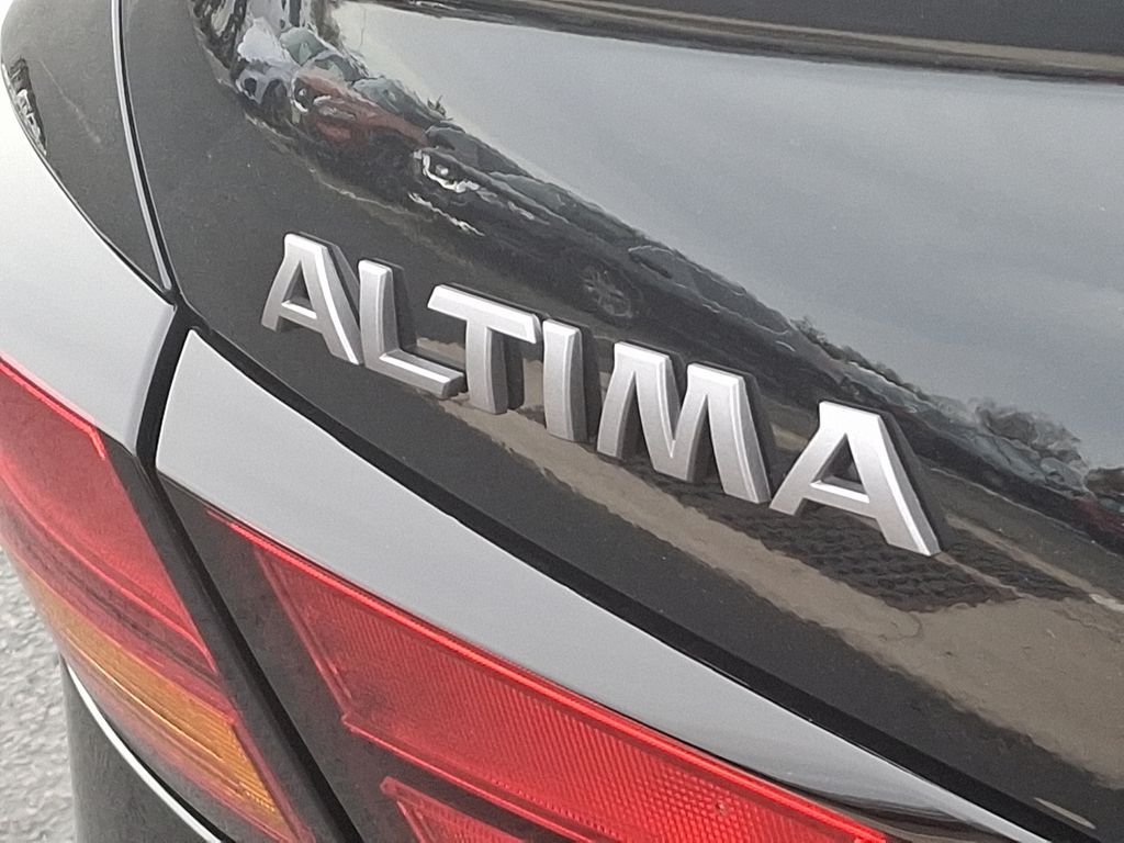 2025 Nissan Altima SR 11