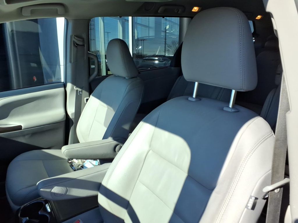 Used 2019 White Toyota XLE Premium image 12