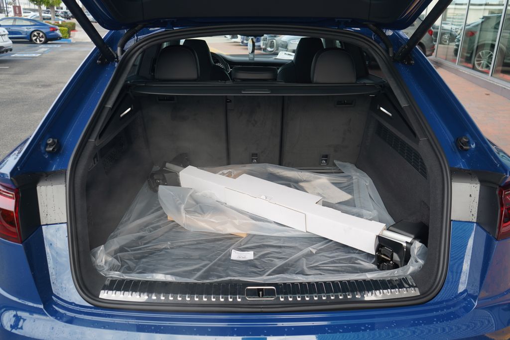 Thumbnail: 2026 Audi RS Q8 - 12