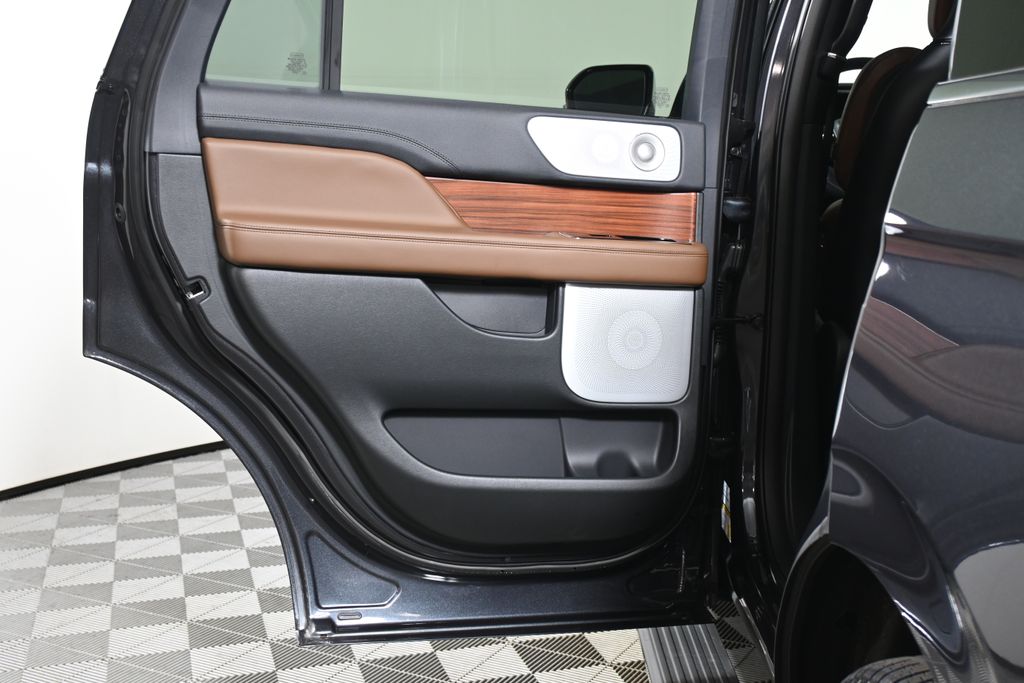 Thumbnail: 2024 Lincoln Navigator - 31