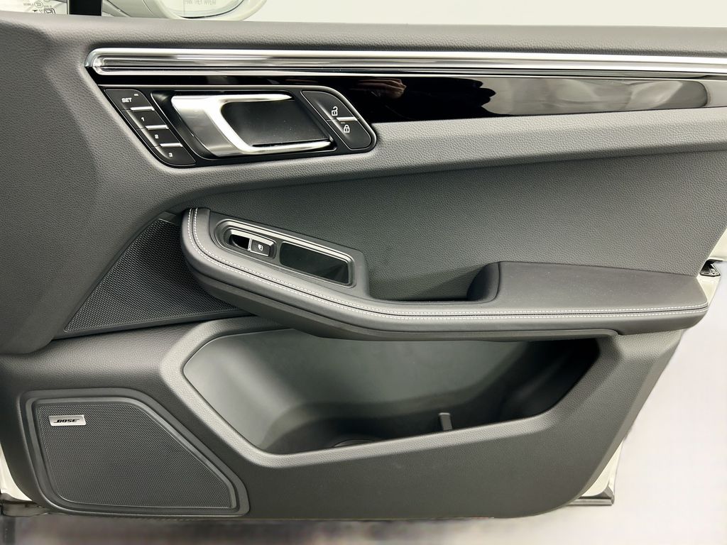 Thumbnail: 2026 Porsche Macan - 26