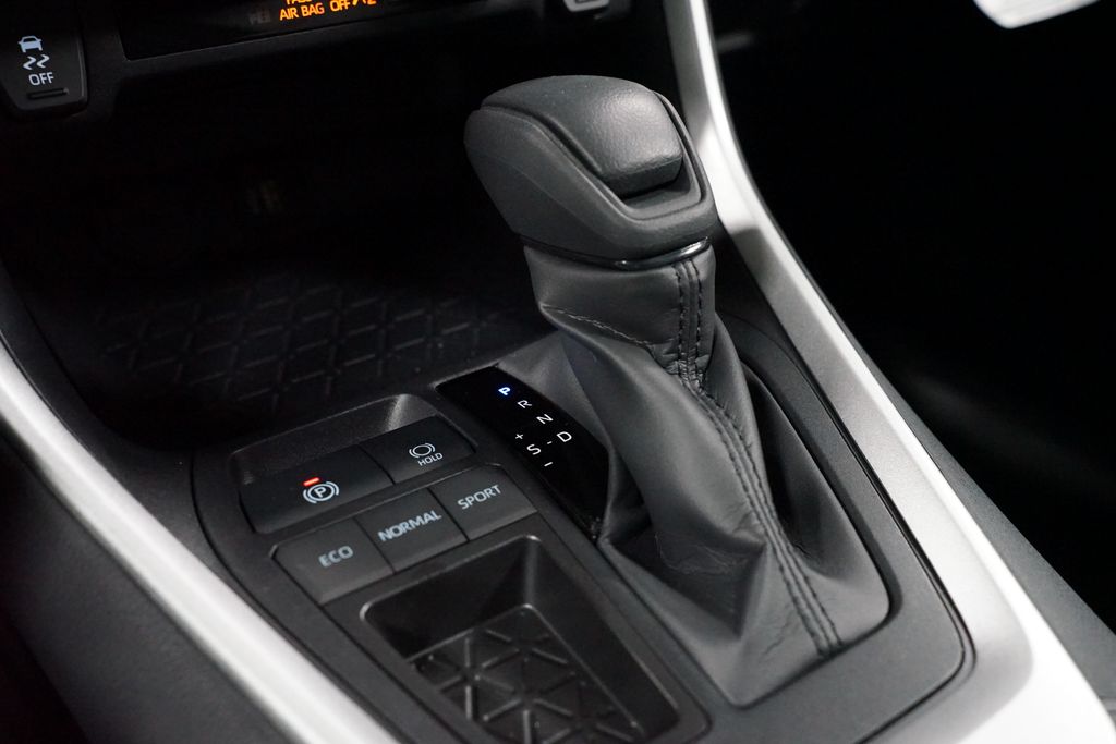 2025 Toyota RAV4 XLE 21